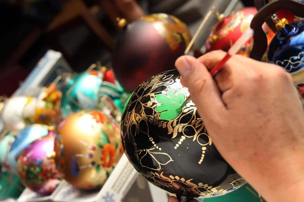 ¿Ya sabes cómo vas decorar tu árbol? entonces date una vuelta por el pueblo de la eterna Navidad, y escoge tus esferas entre cientos de opciones que ofrece este increíble lugar del que hoy te vamos a contar.