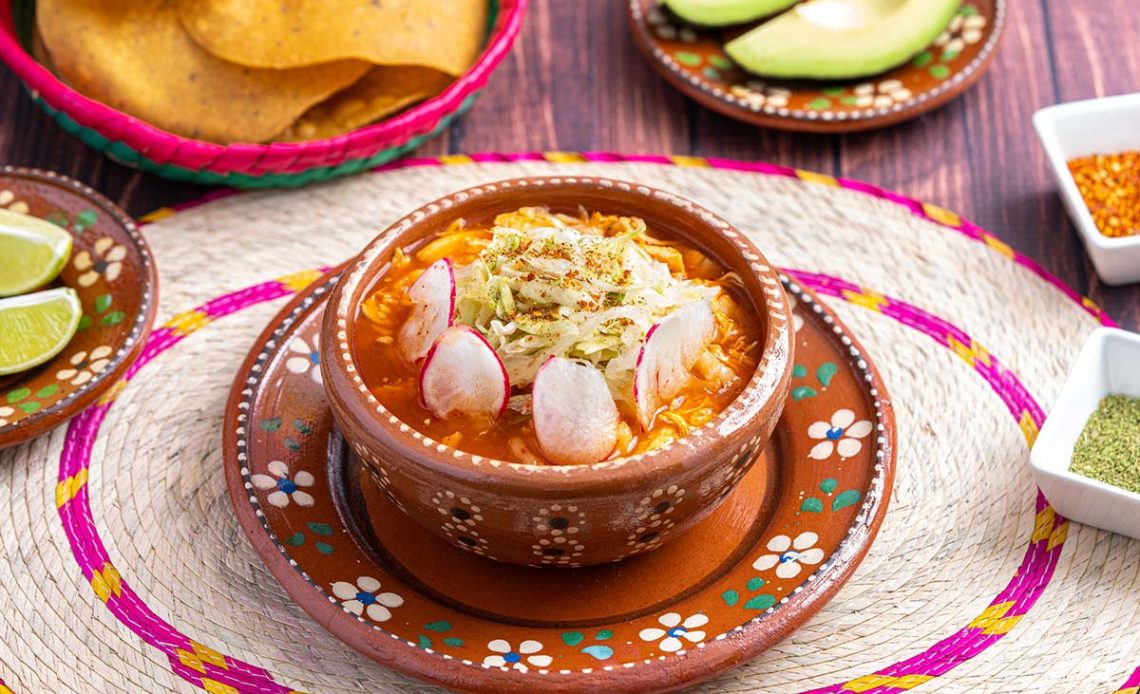 Ya se acerca la noche del quince de septiembre, y si bien dar 'El Grito' es de lo más importante, aún lo es más el sentarse con la familia a degustar los deliciosos alimentos de nuestra gran cocina y gastronomía mexicana que se preparan para esa noche. Ahí, el pozole es un infaltable. Posiblemente el más importante. 