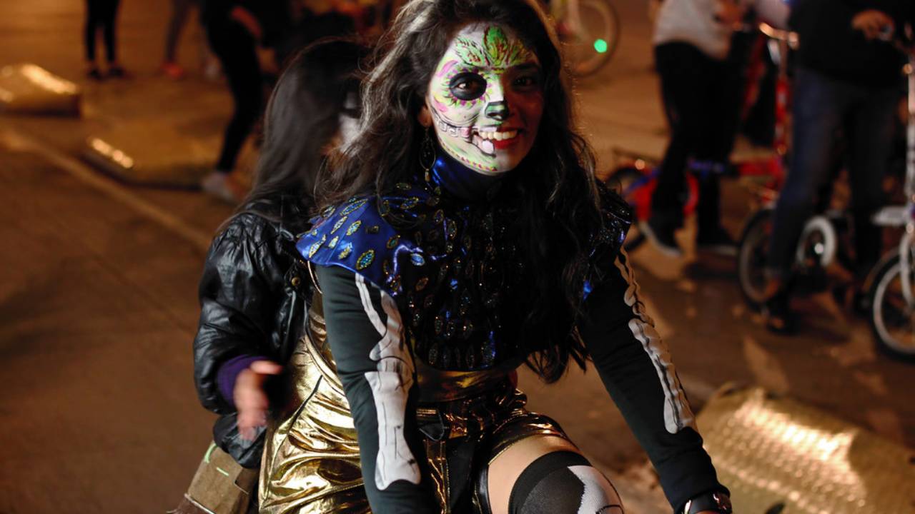 Vive el Día de Muertos con el Paseo nocturno en Bicicleta de la CDMX