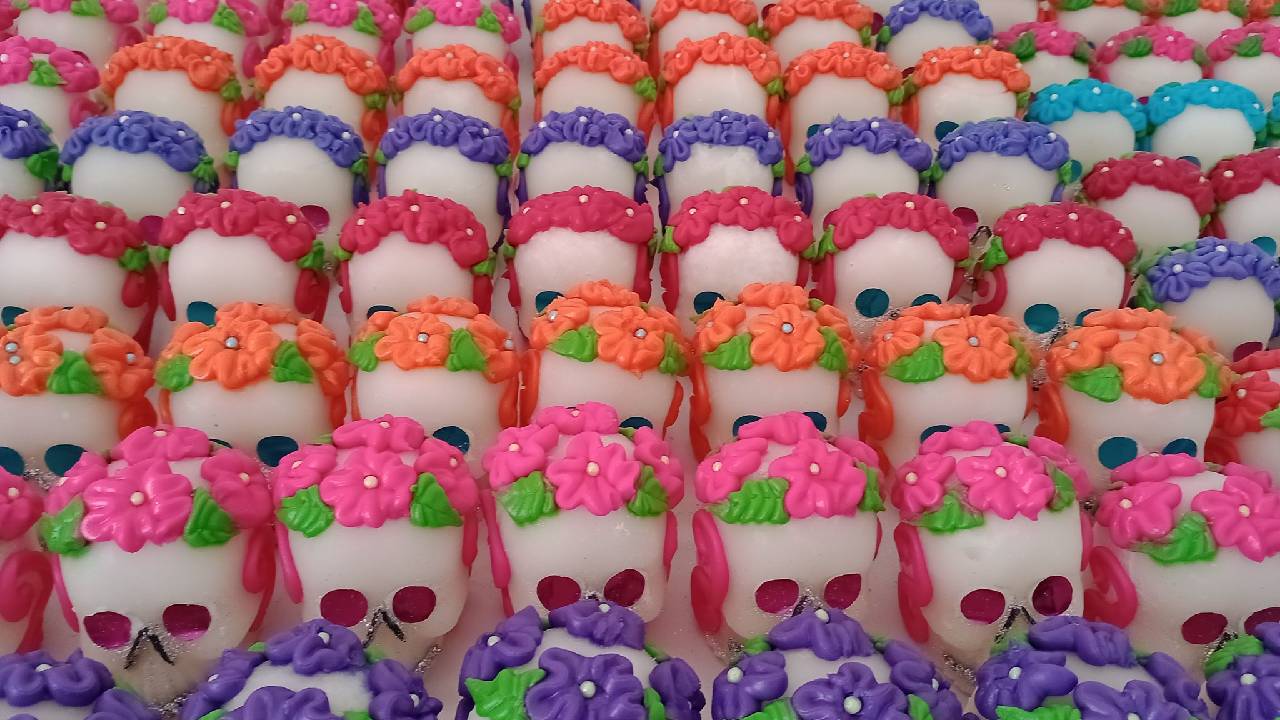 Antes de ser unas inocentes calaveritas de azúcar, este tributo tenía características muy diferentes. Descúbrelo.