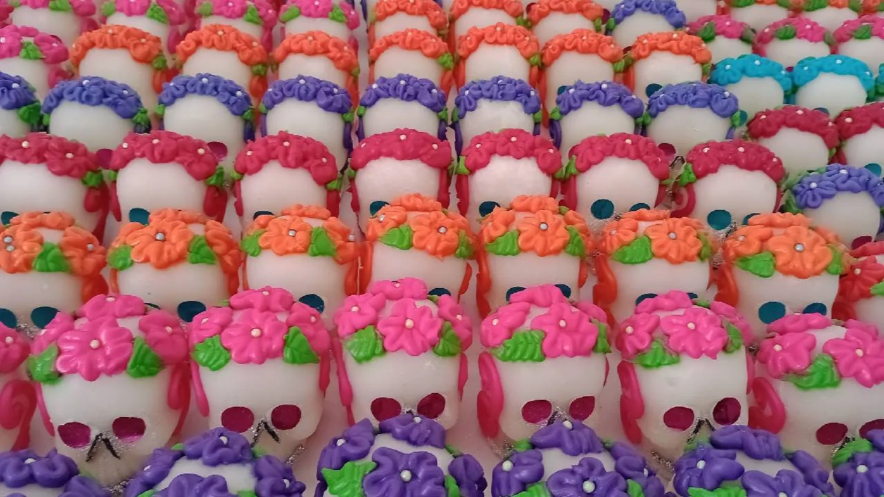 Antes de ser unas inocentes calaveritas de azúcar, este tributo tenía características muy diferentes. Descúbrelo.