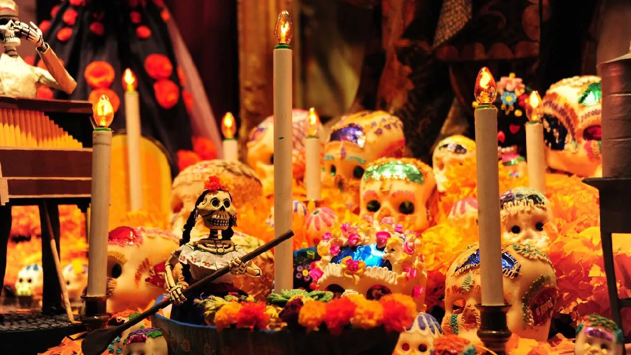 El Día de Muertos es una tradición mexicana que honra a los difuntos. Y la ofrenda del Día de Muertos es una manera de recordar a aquellos seres amados que ya no están con nosotros.