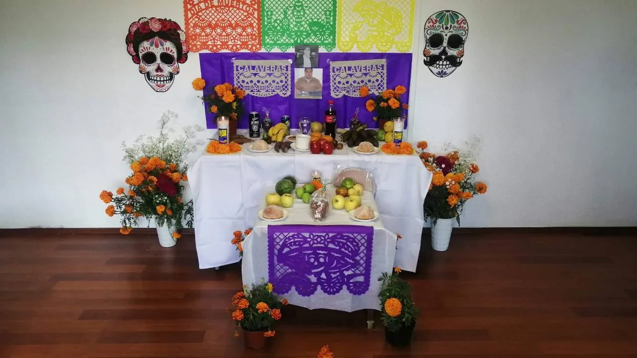El papel picado es un infaltable del Día de Muertos y otras fiestas representativas de México. Durante la época prehispánica, en las ofrendas o altares de Día de Muertos se solían colocar representaciones hechas en papel amate.