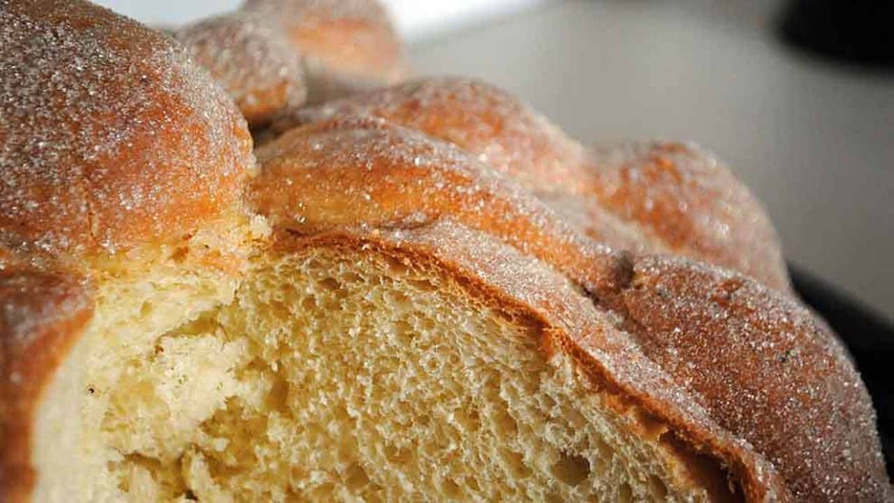 Para que una tradición persista generación tras generación debe ser corta y fácil de recordar. Eso pasa con el pan de muerto, del que hoy te queremos contar.