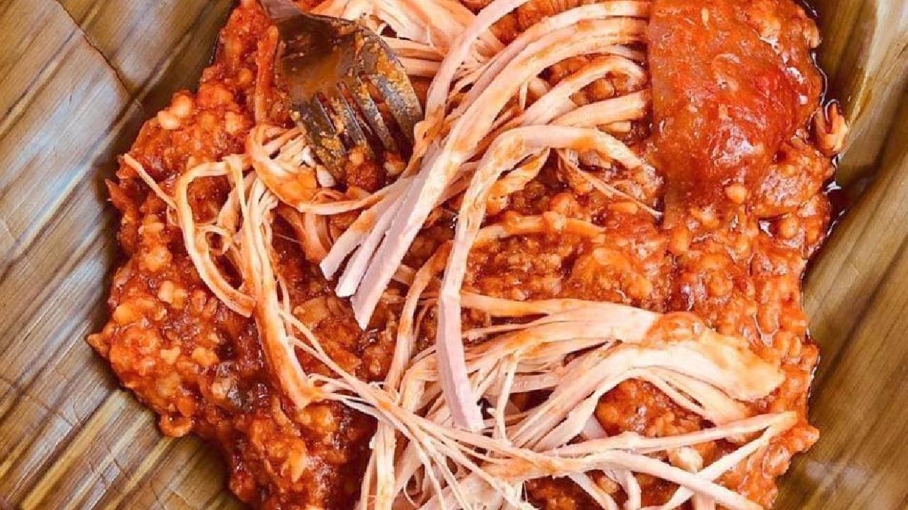 El zacahuil es un tamal que puede pesar hasta 50 kilos, y es el más grande que puedes encontrar en nuestro país. Se acompaña con carne de puerco, y en ocasiones un pollo o guajolote entero.