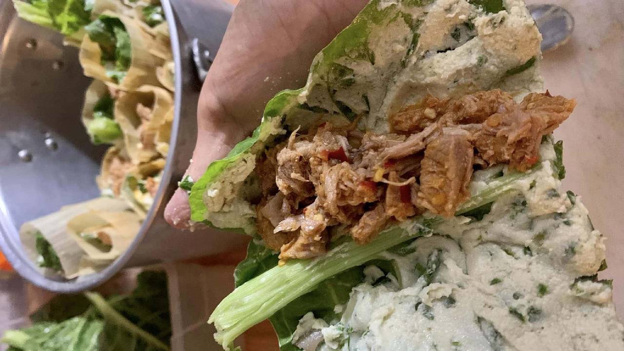 Los tamales de acelga son una exquisita variante de los tamales tradicionales que se preparan en nuestro país.