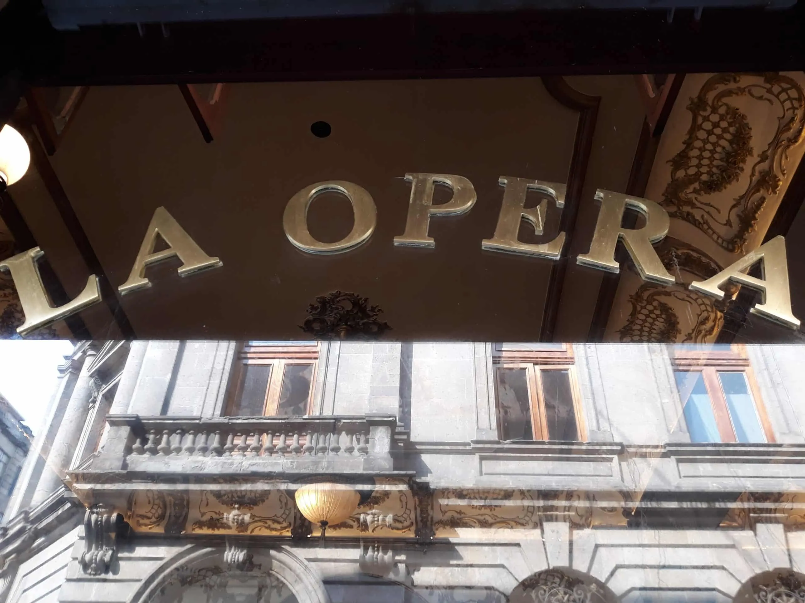 Explorando la conexión entre Pancho Villa y el La Ópera Bar