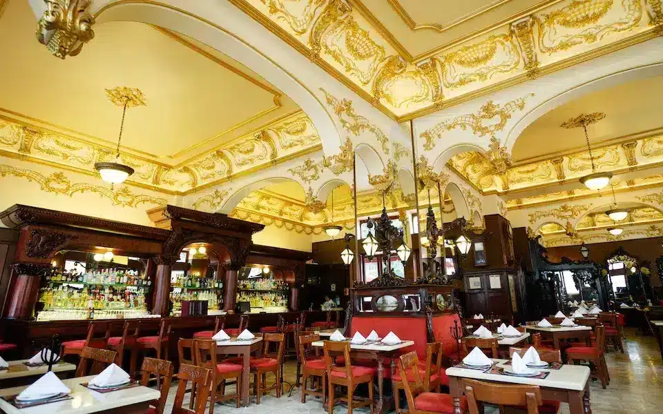 Interior del Bar La Ópera, lugar donde comía Porfirio Díaz