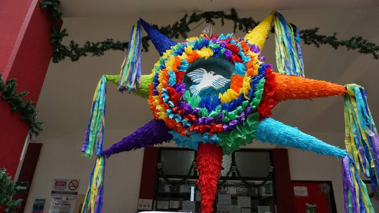 Acolman, en el Estado de México, es considerado la cuna de las piñatas. Sus colores, formas, y significado, llenan de magia y alegría la navidad en México.