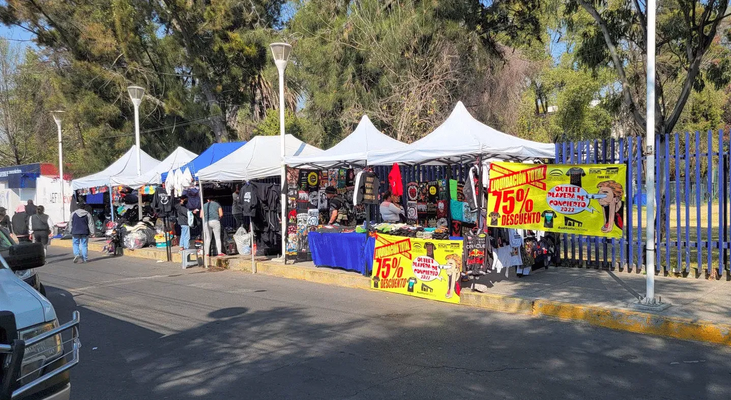 ¿Buscas 'merch' de conciertos? En este tianguis la encuentras