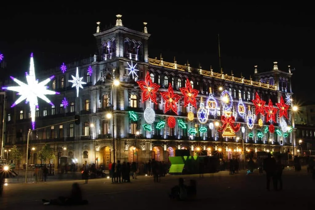 Luces y alegría en la inolvidable verbena navideña en el Zócalo
