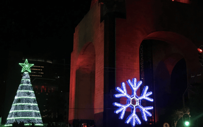 Romería navideña en Monumento a la Revolución