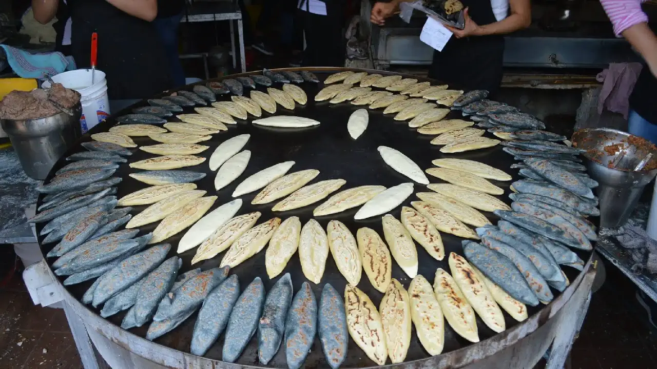 Los tlacoyos son uno de los antojitos mexicanos más antiguos y deliciosos que tiene nuestra cocina. Descúbrelos y disfrútalos.