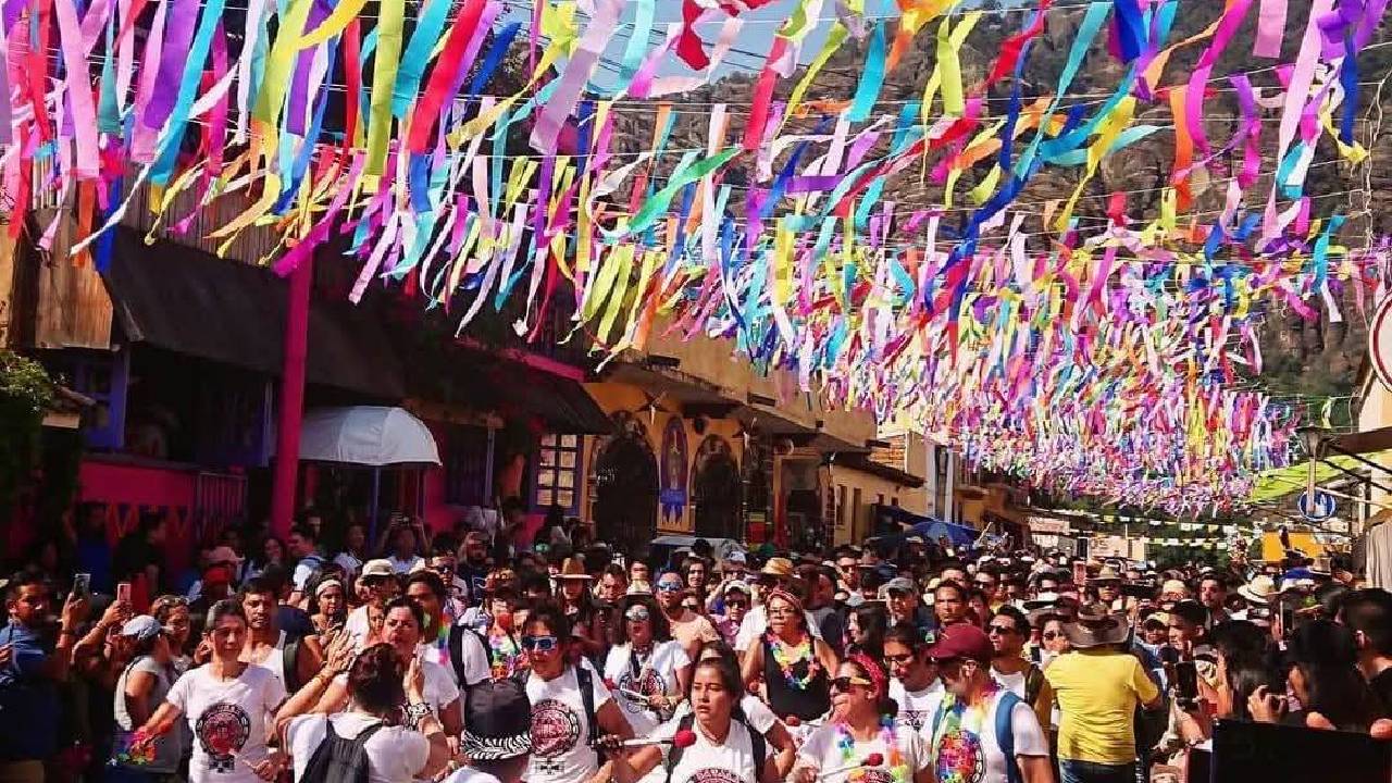 Si venir al Pueblo Mágico de Tepoztlán es ya un placer, venir a su carnaval anual lo es aún más. 