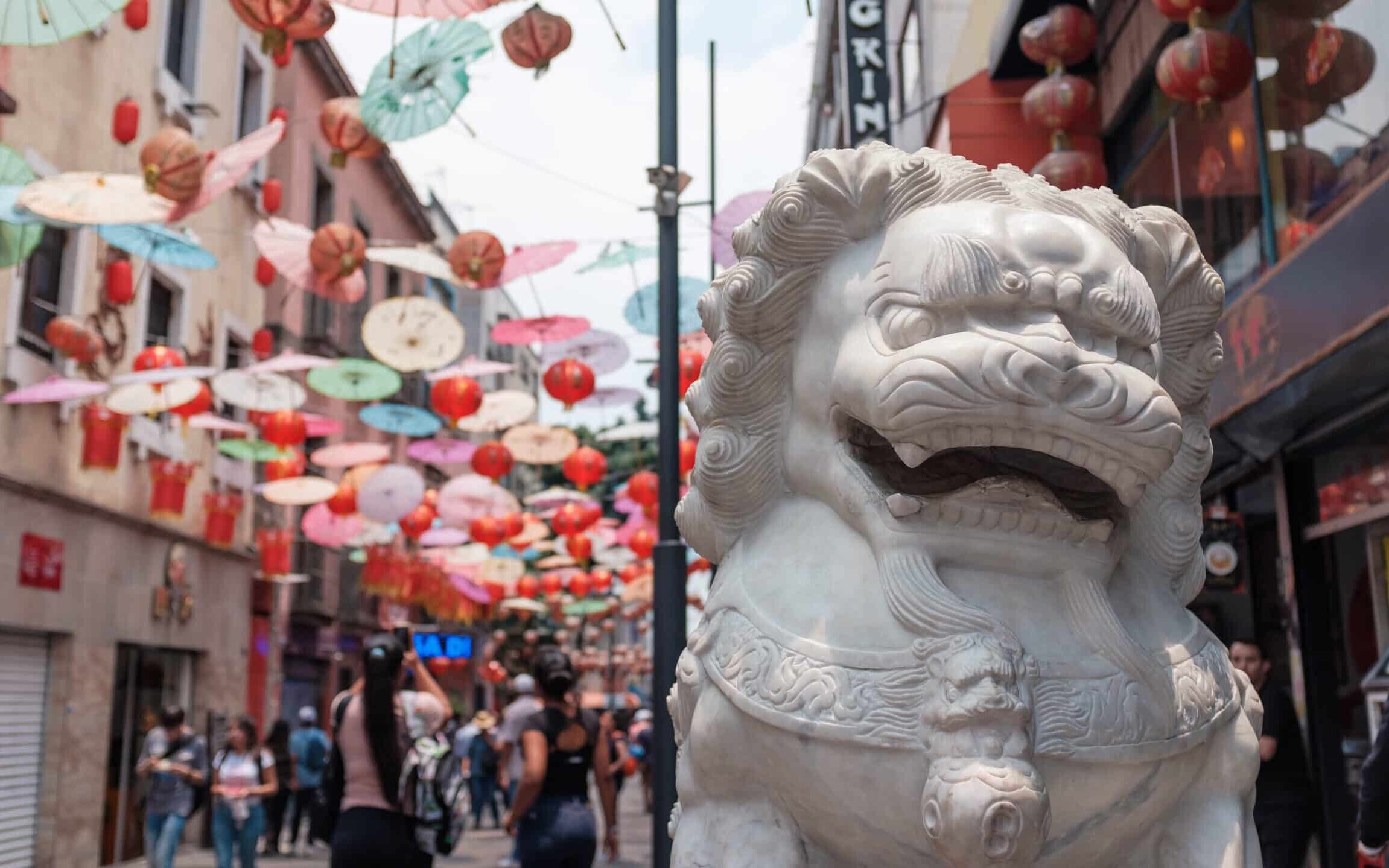 faroles de papel y estatua de leon del barrio chino cdmx