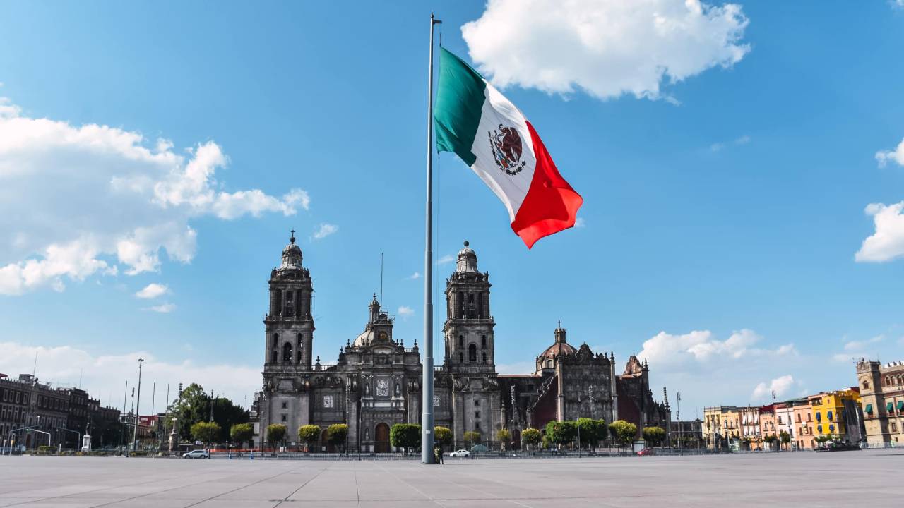 México celebra el Día de la Bandera