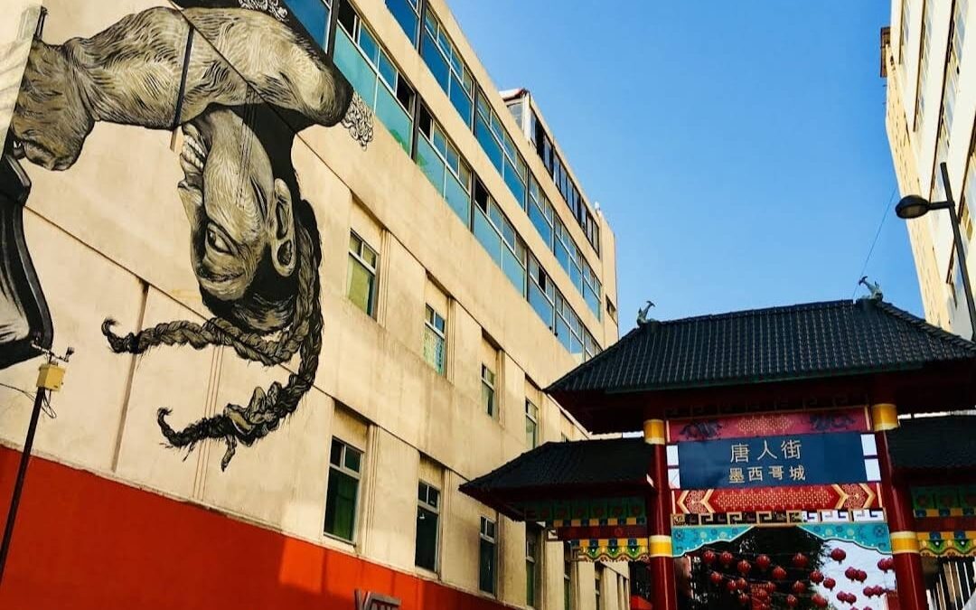 mural y arco del barrio chino