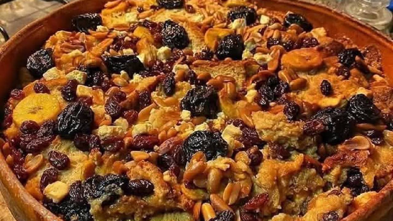La capirotada es un postre unido a una tradición religiosa ubicada en la Cuaresma. Una especie de budín de pan con fruta. 