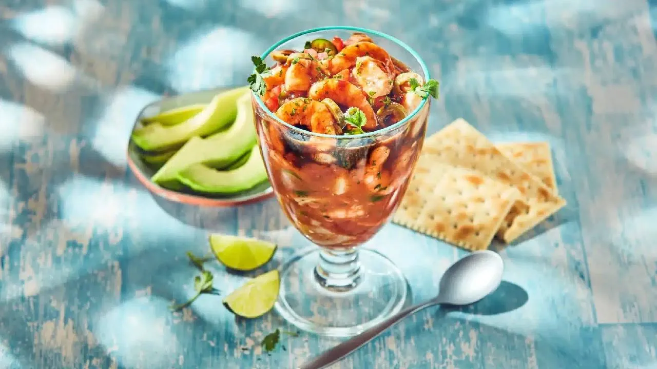 Es un platillo tradicional de la costa del Pacífico de México. Se prepara con pescado fresco, jugo de limón, chile serrano, cebolla morada y cilantro.