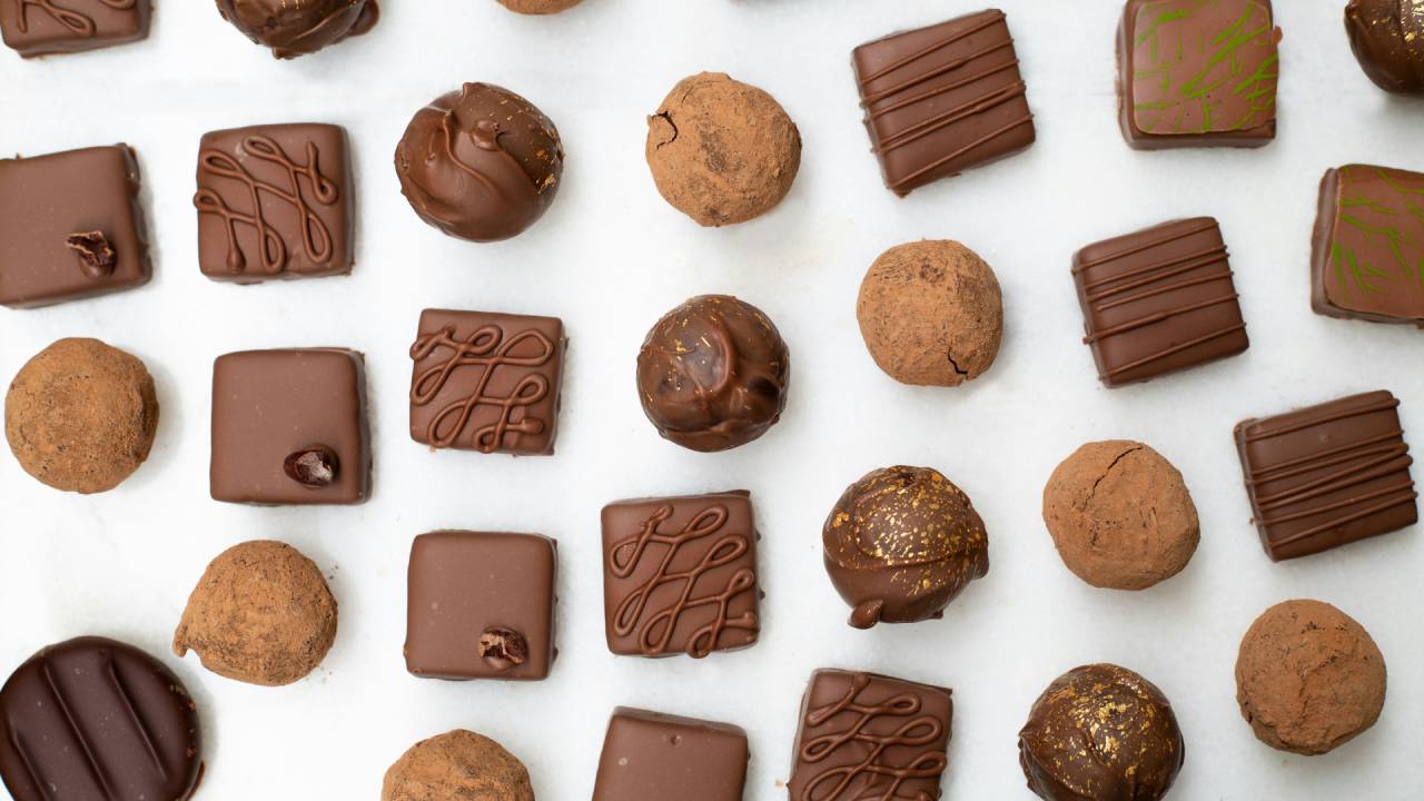 Regalar chocolates por San Valentín siempre es un detalle espectacular. Por eso en Descubre México te dejamos una lista de chocolates artesanales con los que no quedará duda de tus dulces sentimientos para quien hayas escogido regalar. 