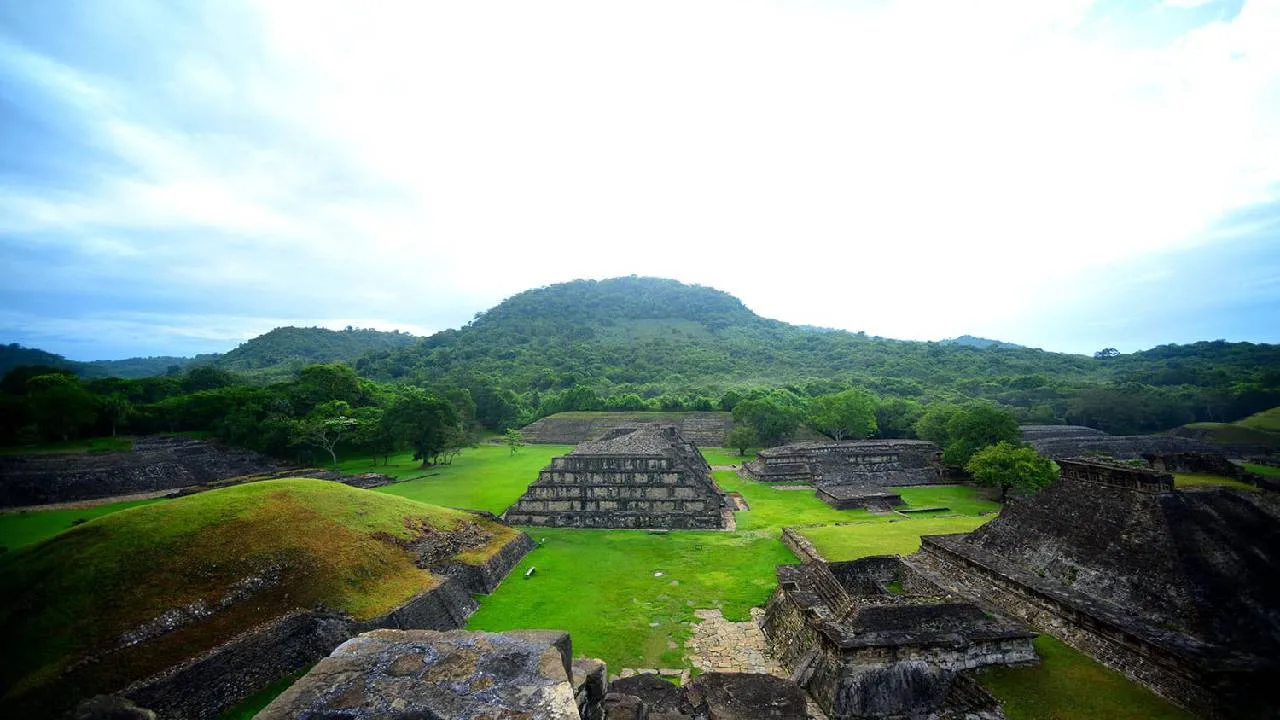 La Cumbre Tajín que se realizará del 19 al 23 de marzo emana una energía ancestral que invita a explorar la Zona Arqueológica del Tajín. En ella te sumergirás en la grandeza de la cultura totonaca mientras te maravillas con sus pirámides, juegos de pelota, y relieves grabados. 