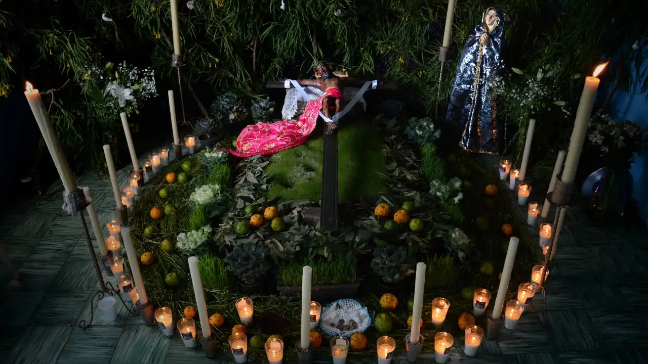 La solemne ceremonia inicia con el lavado y cambio de cendal al Cristo; enseguida los pisos y muros de cada capilla son cubiertos con hojas de laurel del cerro, alfalfa, trébol, ramas de sabino, jaral y sauz.
