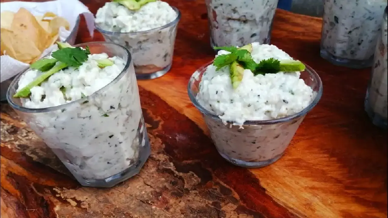 Si lo que estás buscando para la hora de la comida es un plato refrescante y de receta fácil, entonces el ceviche blanco de robalo es para ti. 