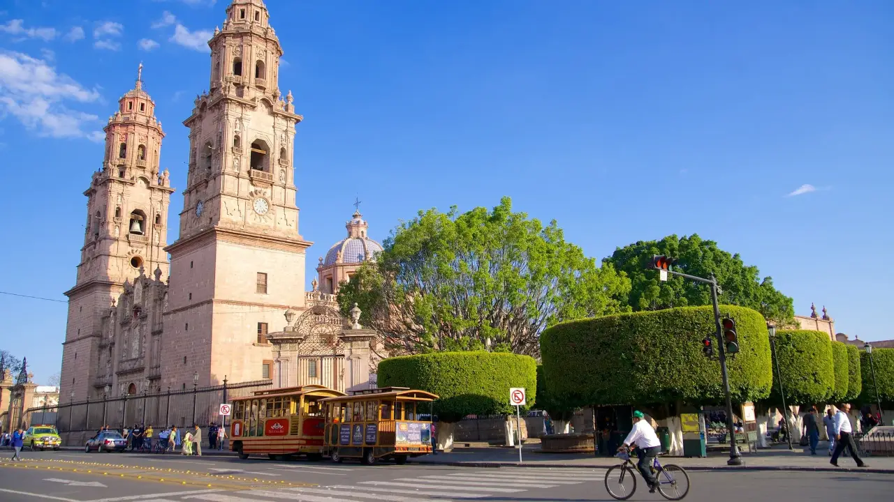 Las procesiones, los rezos y las representaciones teatrales de la Pasión de Cristo llenan las calles, recordando la esencia de esta celebración religiosa.