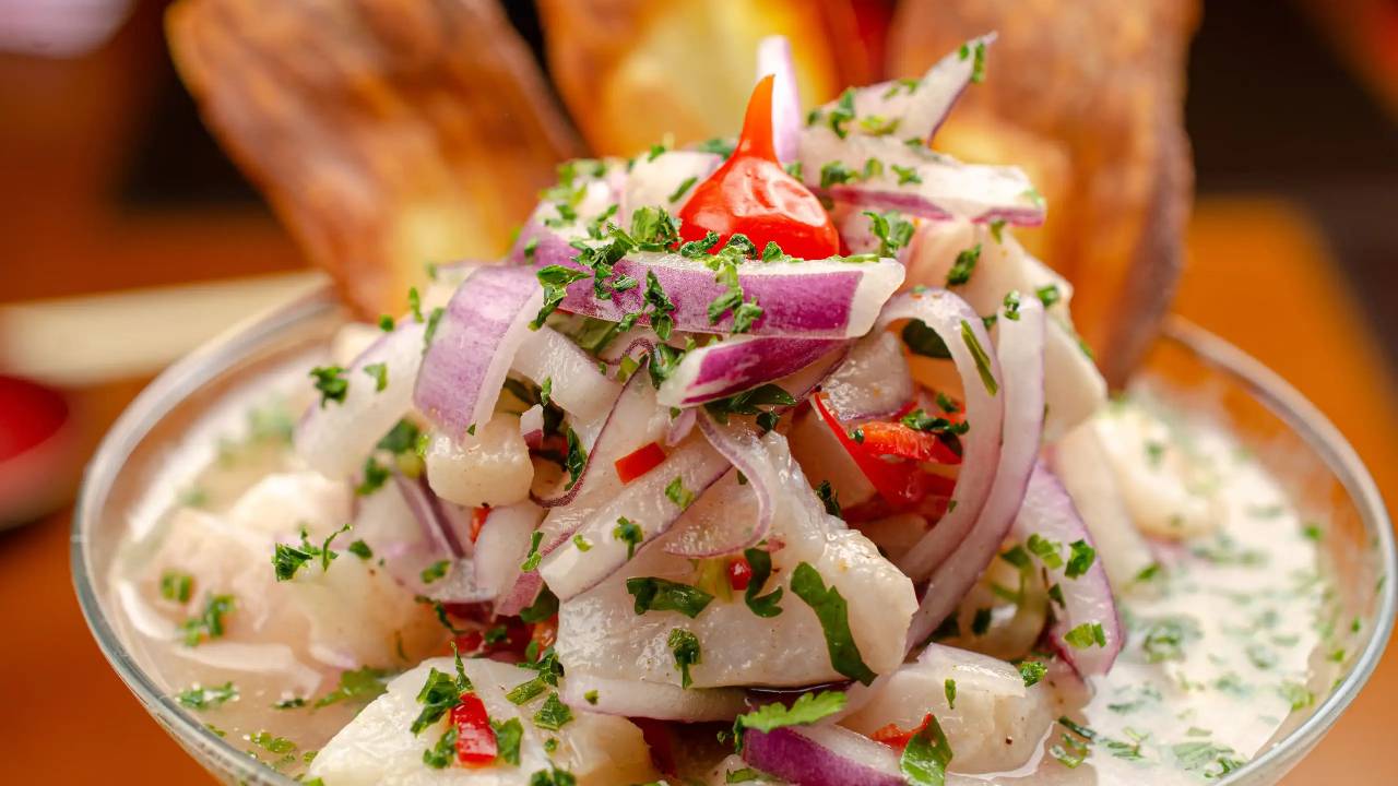 Las tiritas de pescado estilo Zihuatanejo es el platillo icónico de Zihuatanejo y consiste en tiras de filetes de pescado las cuales se cuecen en jugo de limón.