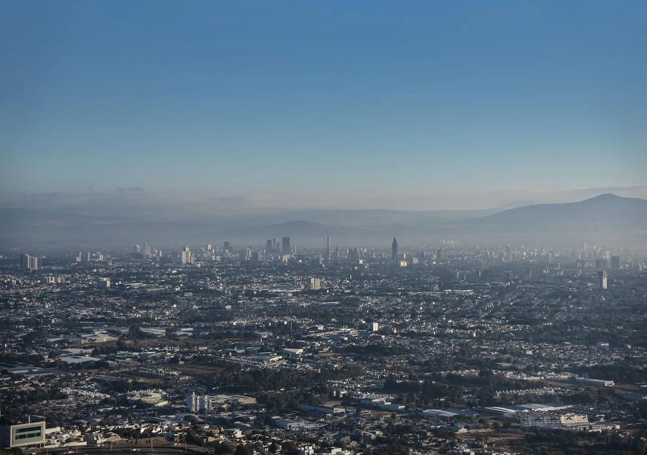 La inversión térmica es un fenómeno atmosférico que ocurre cuando la temperatura del aire aumenta con la altitud en lugar de disminuir, como es habitual.
