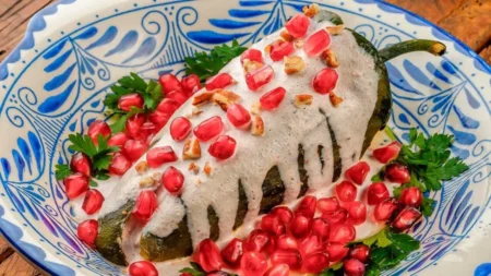 Si hay un platillo que representa a Puebla, ese es el chile en nogada, una de las preparaciones más emblemáticas de la gastronomía mexicana y que actualmente forma parte del Patrimonio Cultural Intangible del estado.