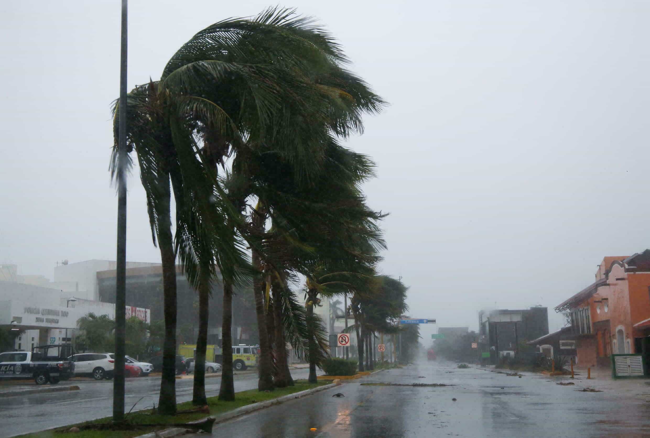 Un huracán es un fenómeno meteorológico que puede describirse como un gigantesco remolino en forma de embudo.