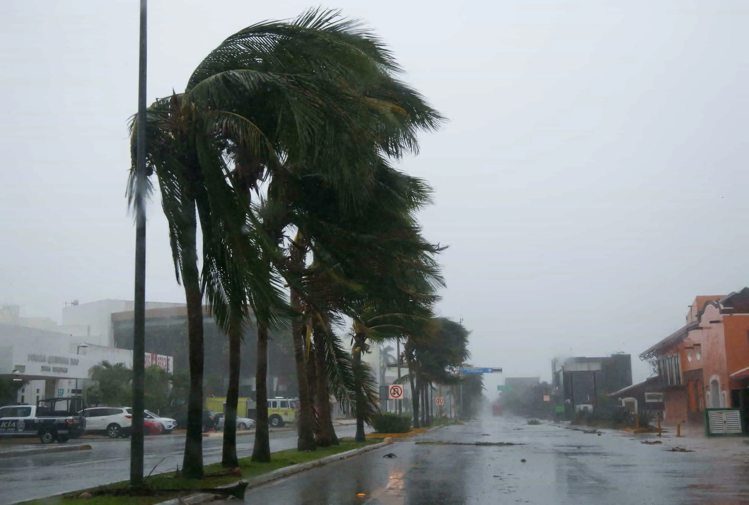 Un huracán es un fenómeno meteorológico que puede describirse como un gigantesco remolino en forma de embudo.