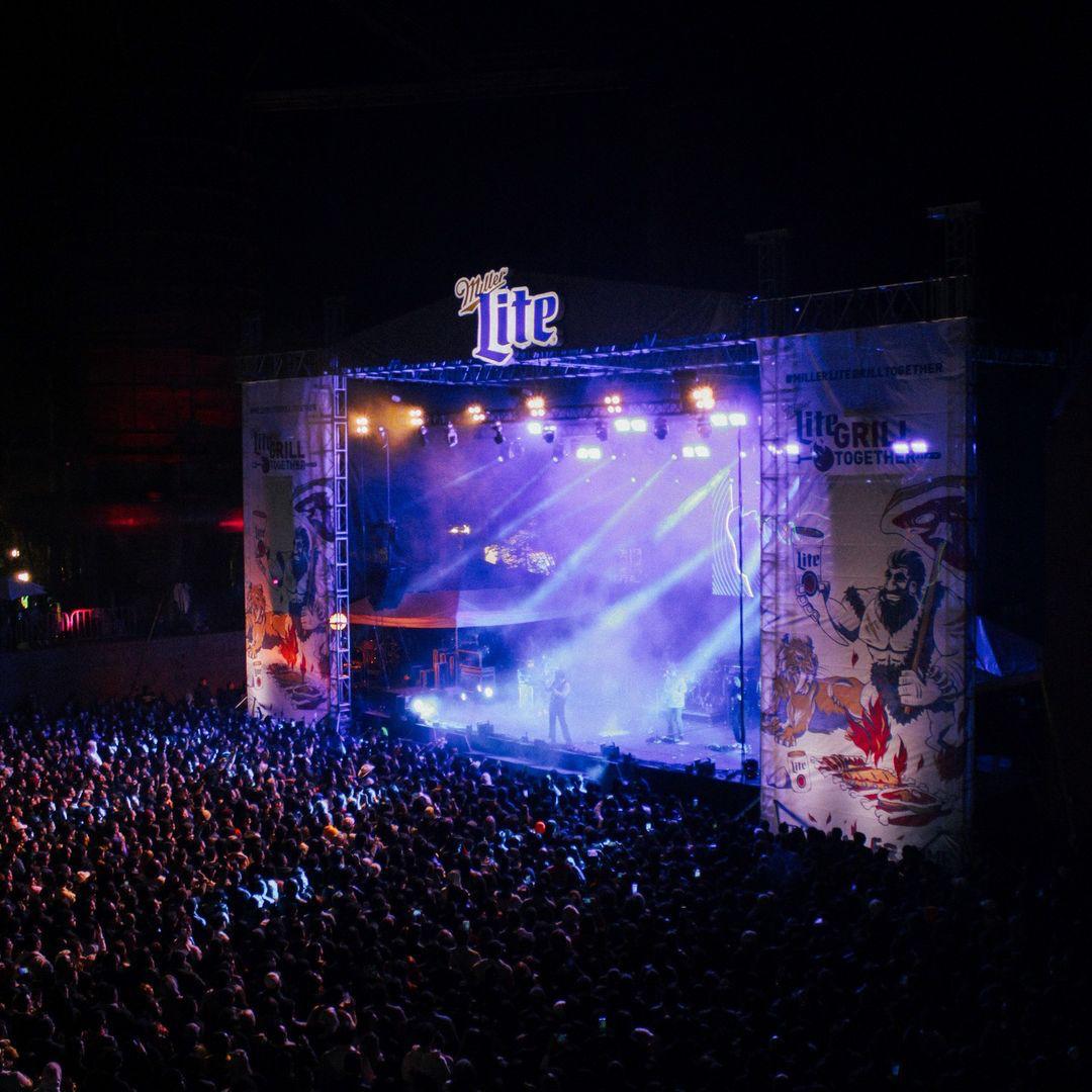 ¡Música, chelitas y carnita en el Miller Lite Grill Together!