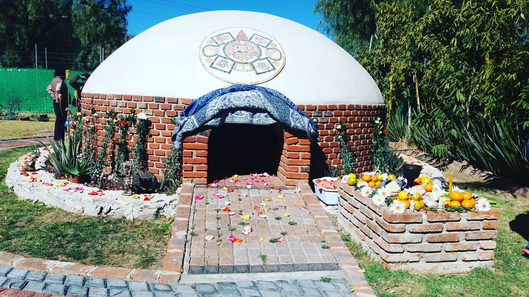 Disfrutar de los temazcales en Hidalgo es una de las experiencias más vibrantes en las que puedes participar. En el se realizan rituales de purificación, relajación y conexión espiritual, y pueden incluir cantos, rezos, y más.