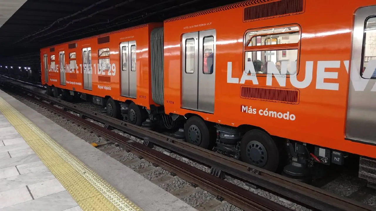 El Metro de la Ciudad de México, conocido oficialmente como el Sistema de Transporte Colectivo (STC), es una pieza fundamental en la vida de los capitalinos. A pesar de tener un costo de cinco pesos por viaje, podrías ser uno de los afortunados que pueden viajar gratis en el Metro. 