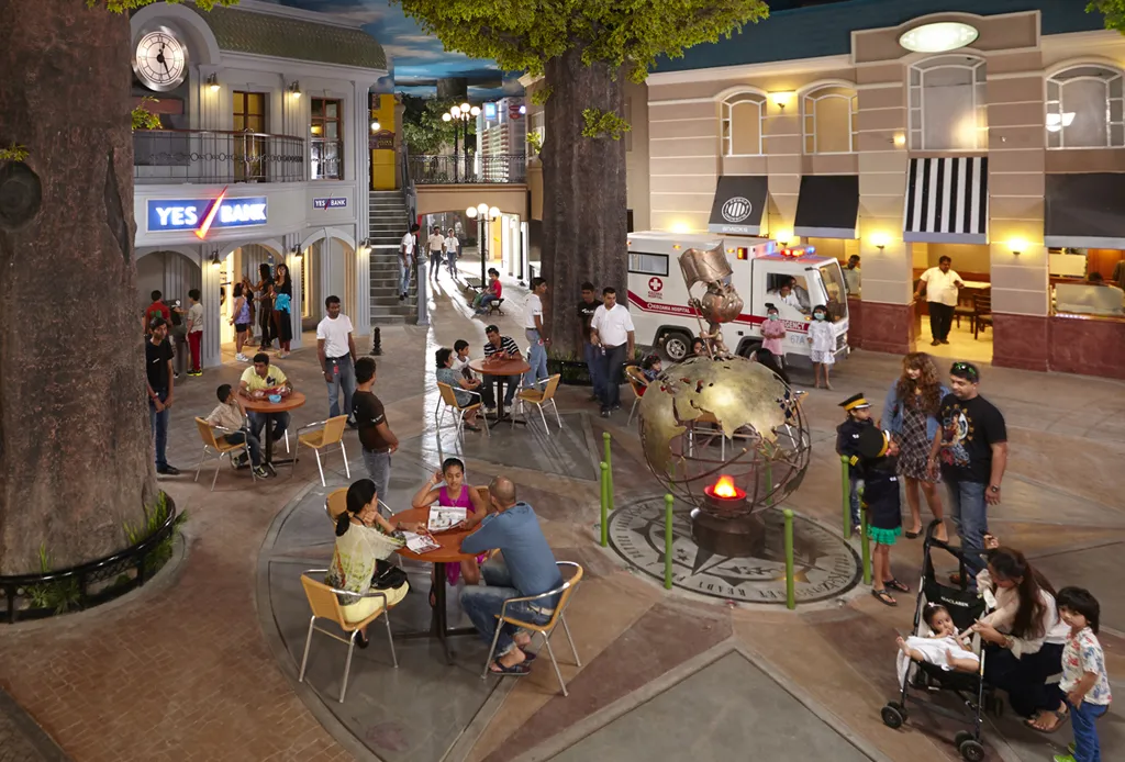 La Noche de Amigos en Kidzania es el evento en el que niños y adultos pueden participar, jugar y divertirse en todas nuestras actividades interactivas.