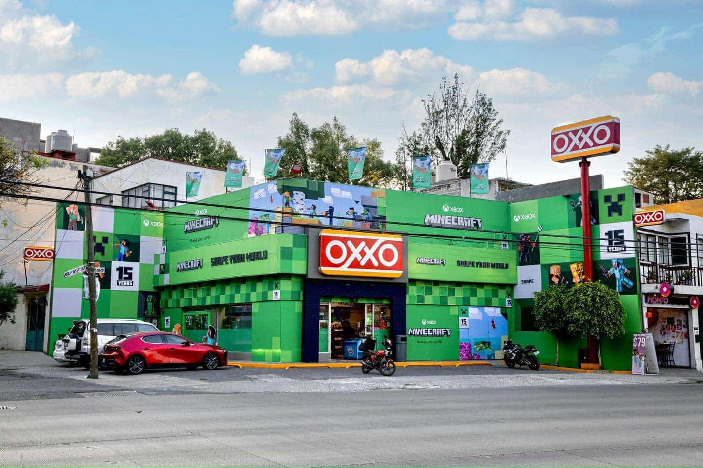Para celebrar el 15º aniversario de uno de los juegos más populares del mundo, ahora es posible visitar una sucursal de la tienda Oxxo estilo Minecraft en CDMX