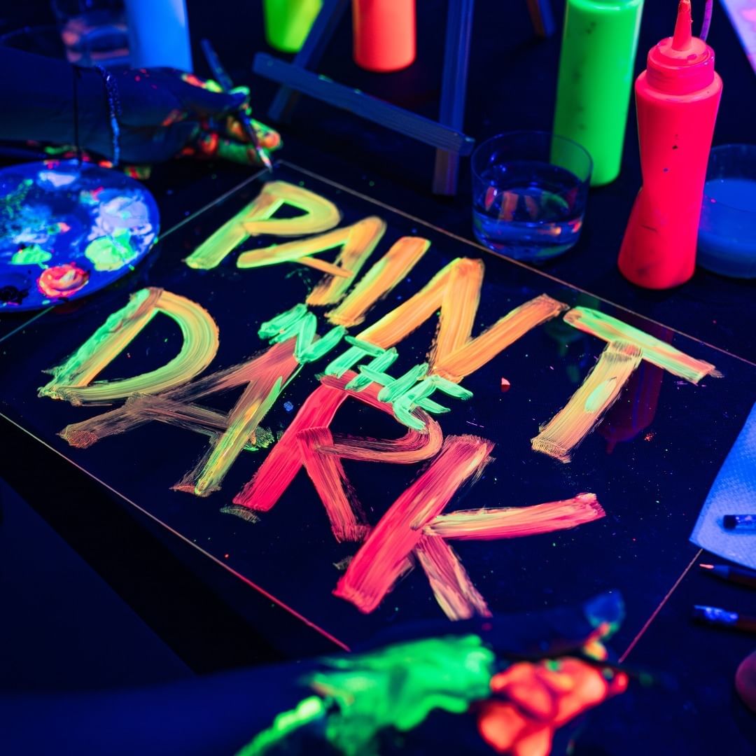 Neon Brush: El arte inmersivo de Paint in the Dark