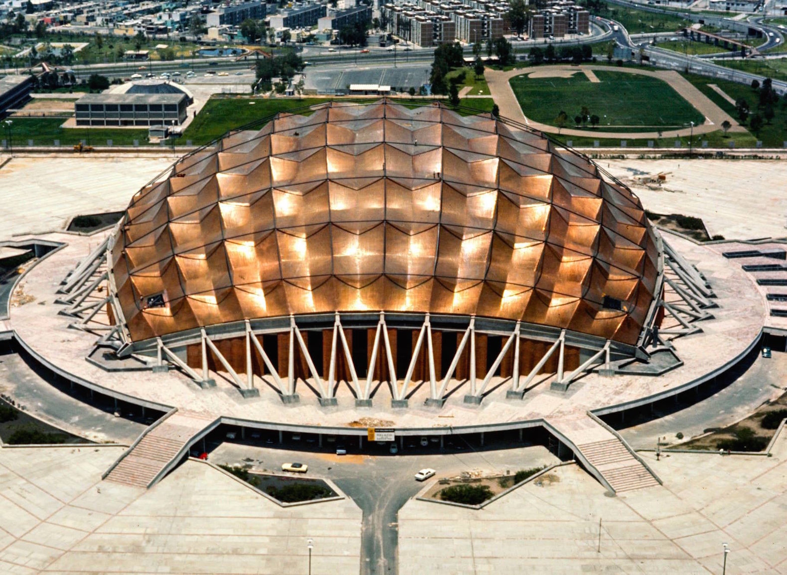 La fiebre por el arranque de los Juegos Olímpicos de París 2024 ya se puede sentir en todos los rincones del mundo y nuestro país no es la excepción, por eso en Descubre México te presentamos estos recintos olímpicos en CDMX que se jugaran del 26 de julio al 11 de agosto.