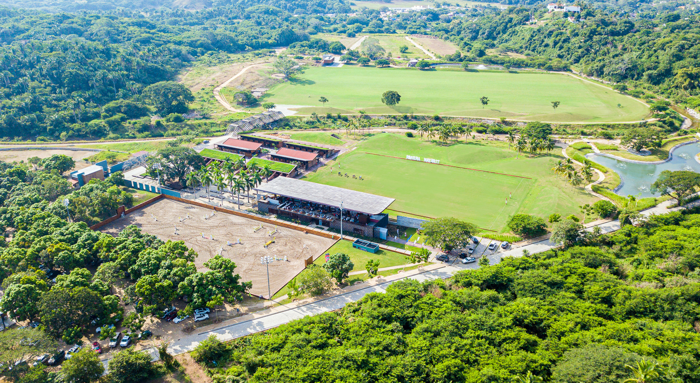 Elogiado por el diario The New York Times, el Club de Polo Tierra Tropical, anteriormente conocido como Club de Polo La Patrona, es el epicentro del polo en Nayarit, donde la playa y la selva se combinan con el lujo y la elegancia, destacándolo como un destino exclusivo.