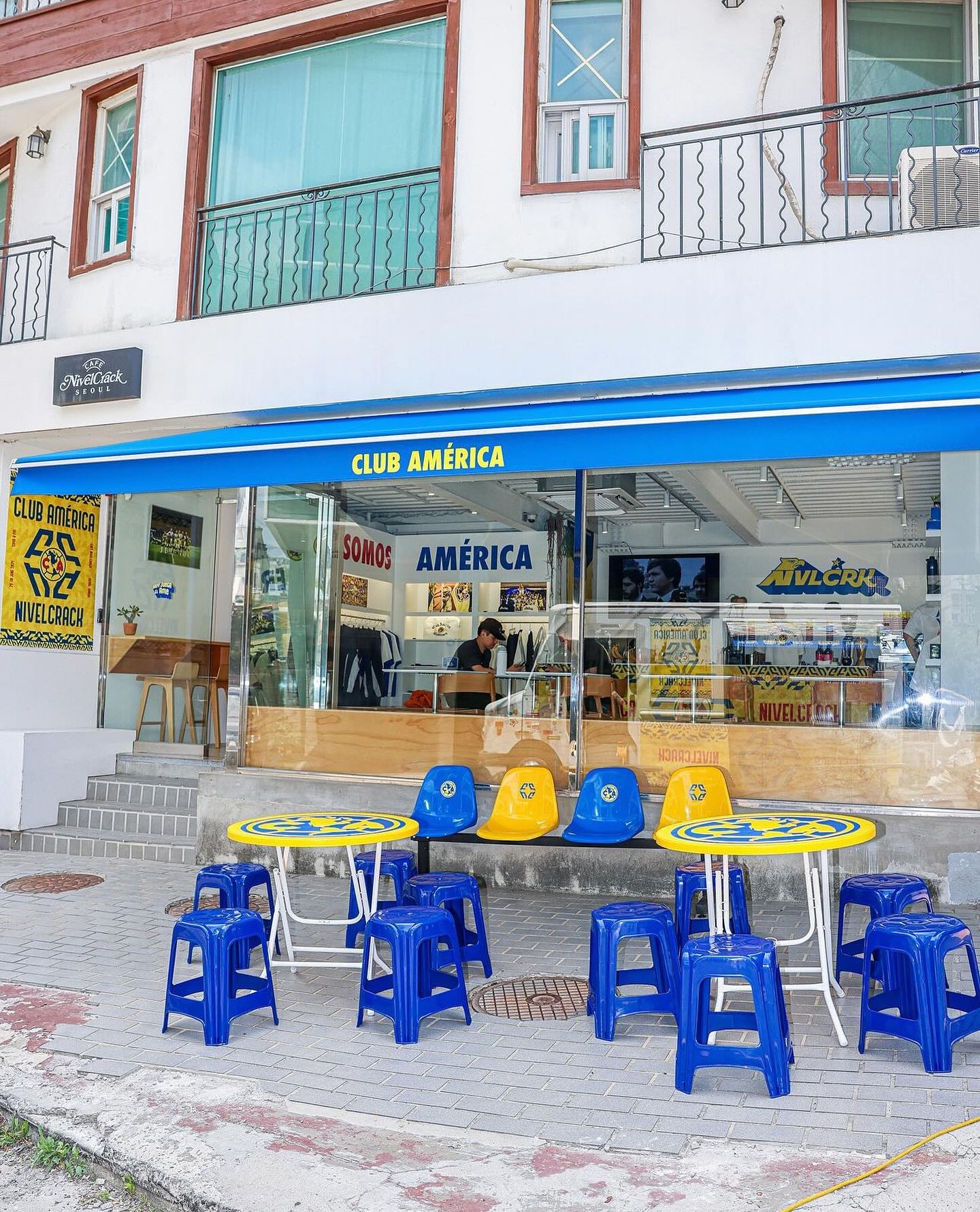 La popularidad del Club América no tiene fronteras, y es que en Corea del Sur recién concluyo exitosamente una exposición en un café con una temática increíble del equipo de Coapa, por lo que en Descubre México te contamos como fue que se puso este Pop-Up.