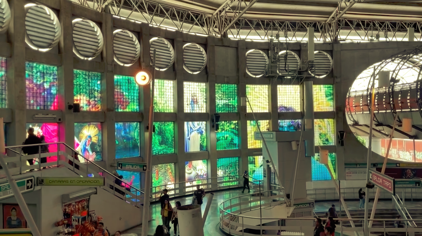 San Lázaro iluminado, la exposición gratuita de David Lachapelle en el metro