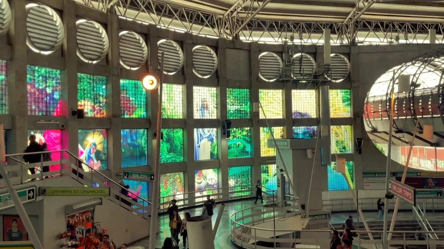 San Lázaro iluminado, la exposición gratuita de David Lachapelle en el metro