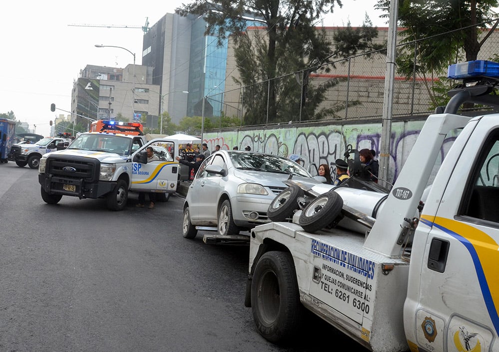 En la Ciudad de México, los conductores pueden llevarse la sorpresa de que su vehículo ha sido remitido al corralón por estacionarse en lugares prohibidos según la Ley de Tránsito en México.