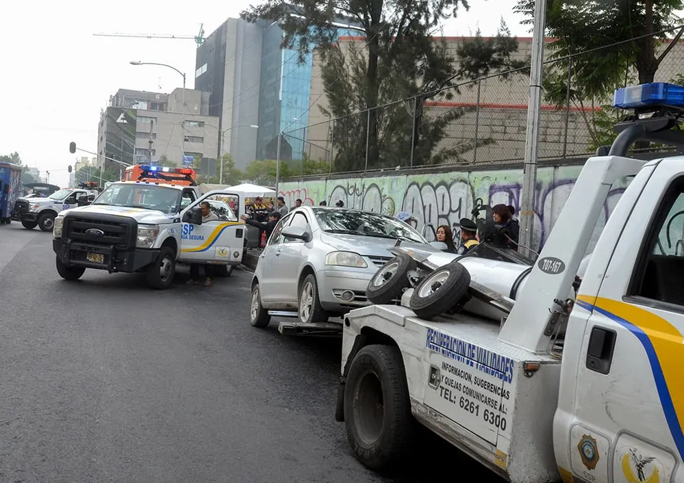 En la Ciudad de México, los conductores pueden llevarse la sorpresa de que su vehículo ha sido remitido al corralón por estacionarse en lugares prohibidos según la Ley de Tránsito en México.