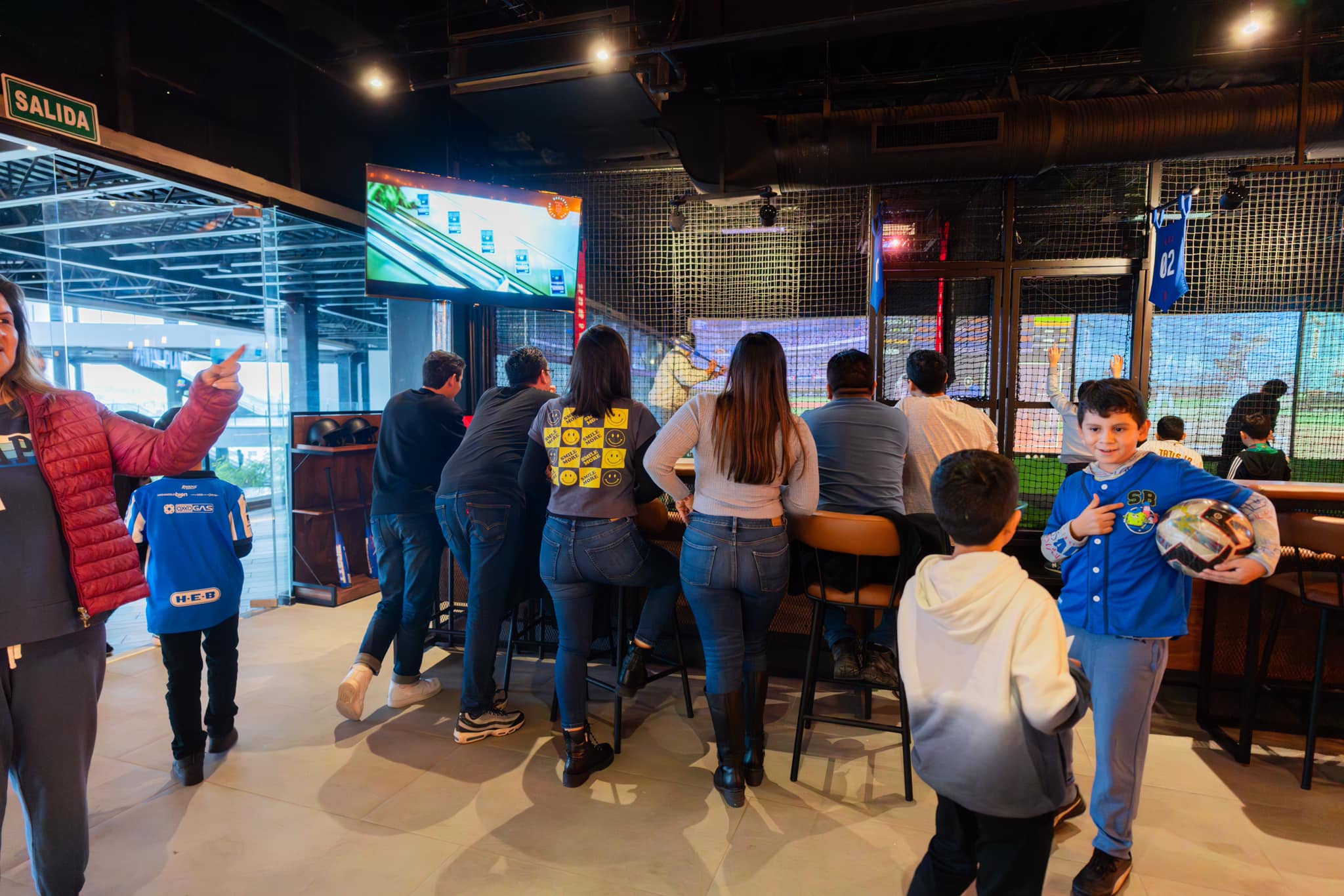 Sabemos que amas el beisbol, por eso, en Descubre México, te compartimos algunos restaurantes con temática de béisbol incluida, donde puedes ir a disfrutar de los mejores platillos y las mejores bebidas para que siempre que quieras combinar tu pasión con el deporte, tengas una opción increíble a donde ir.