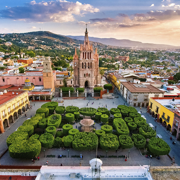 San Miguel de Allende es una de las ciudades favoritas por mexicanos y extranjeros. Su riqueza reside en que esta llena de historia, arte, cultura y belleza. Aunque tiene infinidad de lugares por descubrir, aquí te recomendamos cinco imperdibles que debes visitar.