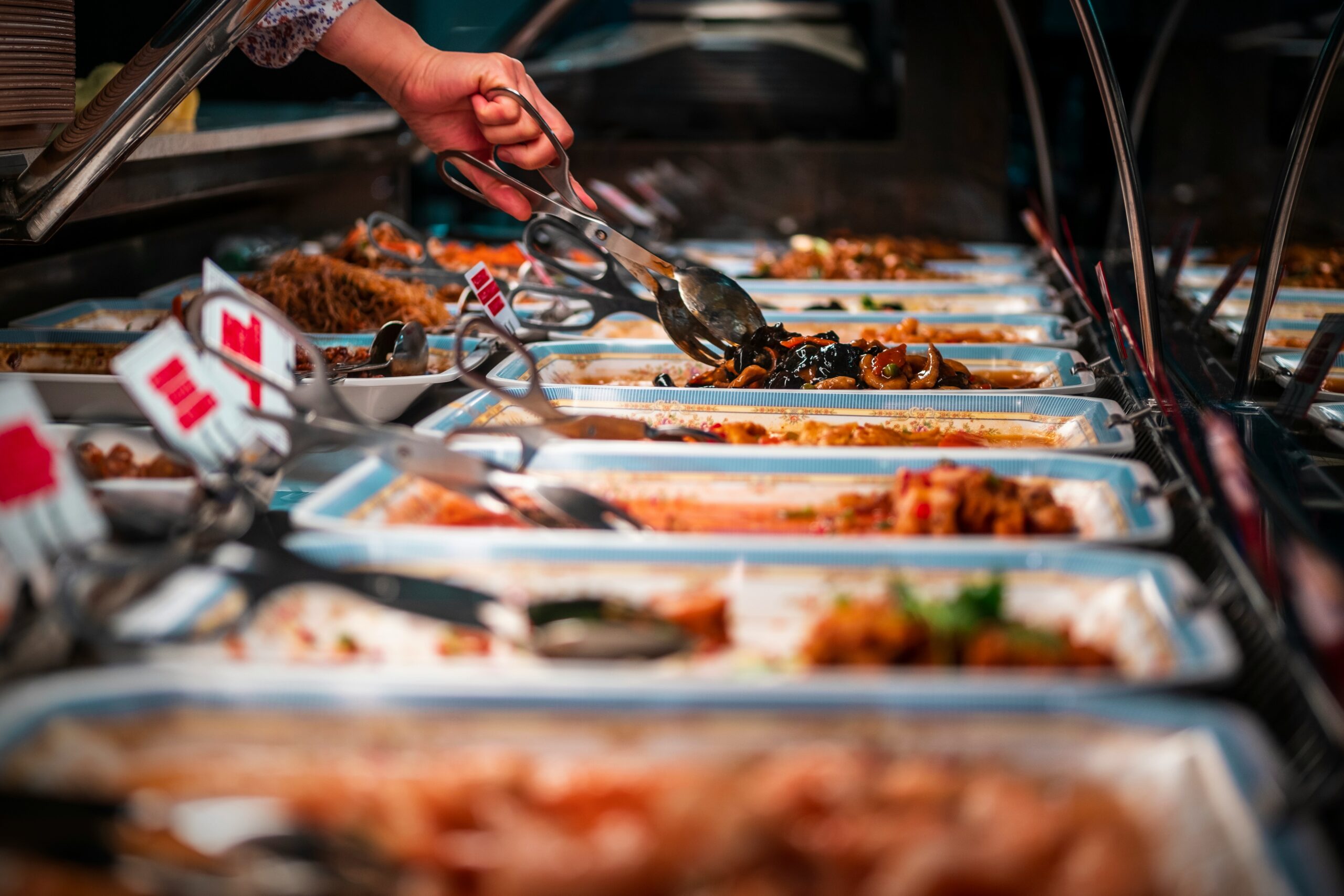 Sabemos que amas comer. Por eso, en esta ocasión, en Descubre México queremos ofrecerte una lista de opciones con restaurantes donde puedes comer tipo buffet para todos aquellos que aman probar entre muchos platillos, pasando por carnes, mariscos, bebidas, malteadas, cervezas, aguas frescas, y mucho, mucho más.