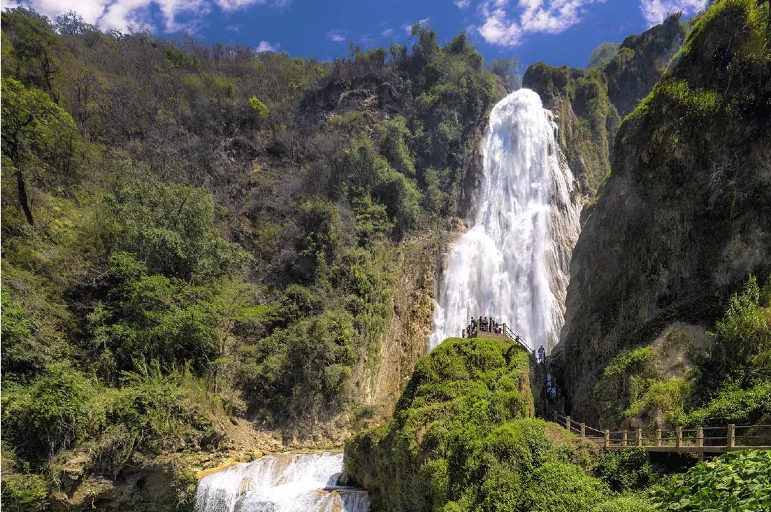 La Cascada Velo de Novia en el estado de Chiapas es una cadena de cascadas formadas por el cauce del río San Vicente que se precipita en varias caídas.